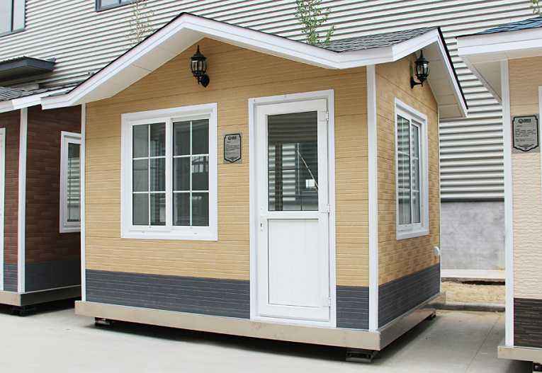 輕鋼崗?fù)? /><br /></p>&nbsp; &nbsp; 有人會(huì)認(rèn)為，<strong>輕鋼房屋</strong>的使用壽命不如傳統(tǒng)的混凝土建筑，但是，根據(jù)國外經(jīng)驗(yàn)以及實(shí)驗(yàn)數(shù)據(jù)來看，這種體系在歐美發(fā)達(dá)國家已經(jīng)成熟運(yùn)用，輕鋼住宅結(jié)構(gòu)的使用壽命是90年，使我們可以放心使用的家居住房。盛大鋼結(jié)構(gòu)利用現(xiàn)代新型的建筑材料，包括玻璃棉、歐松板、石膏板、金屬雕花板、瀝青瓦、SBS防水卷材、呼吸紙等材料，解決了該建筑體系的防水、防火、保溫、隔熱、吸引降噪等技術(shù)問題，我們對<strong>輕鋼房屋</strong>的未來前景是十分看好的。<br /><p>&nbsp; &nbsp; 山西盛大鋼結(jié)構(gòu)近期的新產(chǎn)品除了輕鋼住宅以外，還有集裝箱房屋、輕鋼崗?fù)は盗小⒐残l(wèi)生間系列產(chǎn)品，如果您對我們的新產(chǎn)品感興趣的話，可以致電我們的銷售客服熱線，我們期待您的來電。</p><p>&nbsp; &nbsp; 本文鏈接：<strong>http://m.hygdst.cn/news/0004511655.html </strong>未經(jīng)允許不得轉(zhuǎn)載。</p><p style=